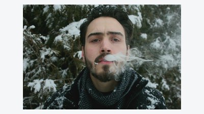E-papieros zimą — dlaczego pada bateria, cieknie pod i siada smak (i co z tym zrobić)